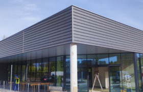 Montaż ścian z płyt warstwowych i elewacji z blachy perforowanej w Parku Handlowym i Aldi w Pyskowicach