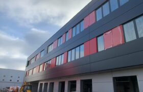 Montaż pokrycia dachu oraz elewacji przy budowie budynku biurowo-socjalnego POLCAR w Wólce Kosowskiej