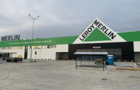 Montażu elewacji na ścianach zewnętrznych z płyt warstwowych wraz kasetonami kompozytowymi, ścian wewnętrznych z płyt warstwowych, dachów, kurtyn dymowych wraz z obróbkami blacharskimi w Leroy Merlin w Tarnobrzegu