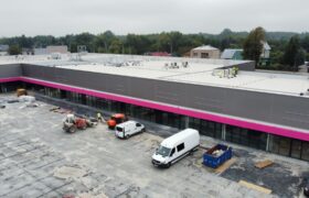 Montaż elewacji wraz z otworowaniem, obróbkami i blendami zadaszeń oraz ceownikiem wzmacniającym górę attyk w Npark w Tarnobrzegu.