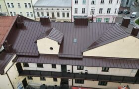 Montaż pokrycia dachowego w kamienicy w Tarnowie, ul. Krakowska
